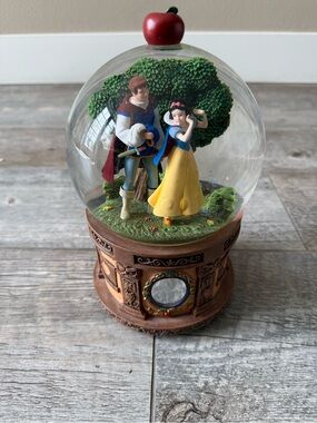 Snow white Disney Vintage globe